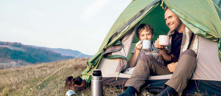kind mann im zelt outdoorkleidung 1700x740